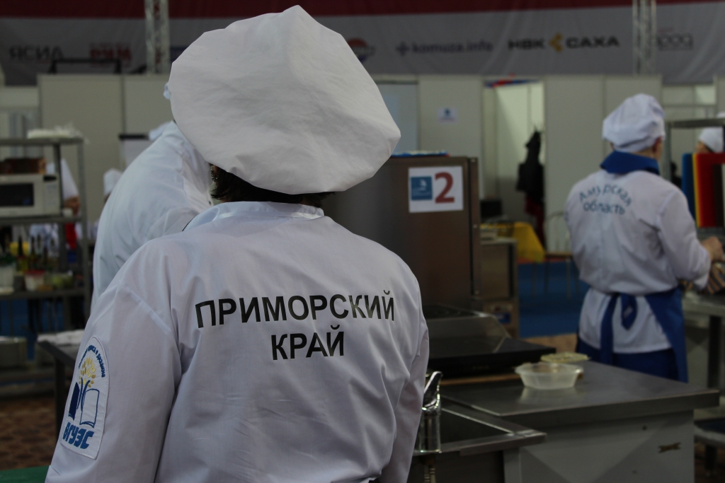 Участники WorldSkills в Якутии готовят шоколадные фигурки, бисквитный торт с муссом, Фото с места события собственное
