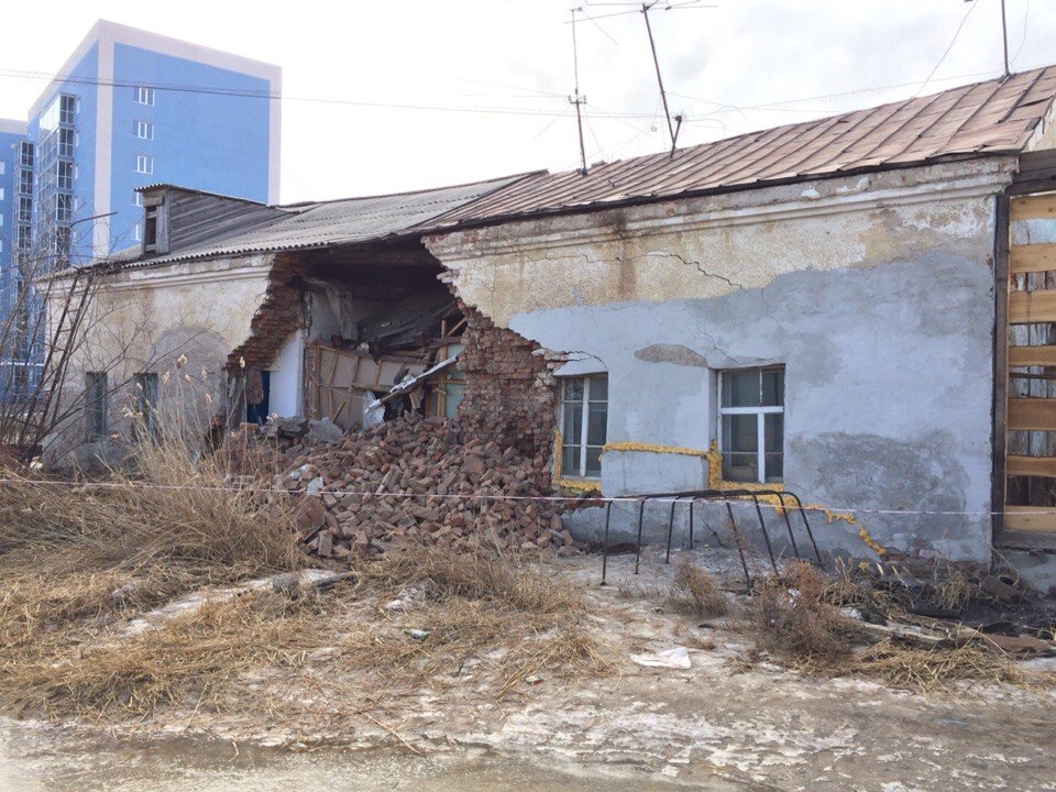 Каменный жилой дом обрушился в Якутске, Фото с места события из других источников