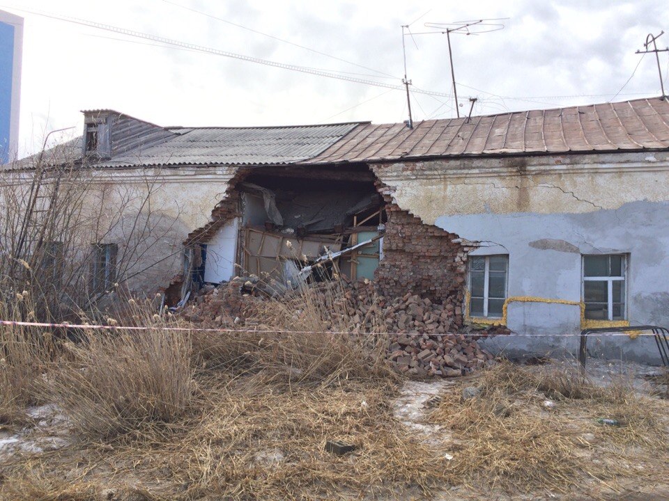 Каменный жилой дом обрушился в Якутске, Фото с места события из других источников