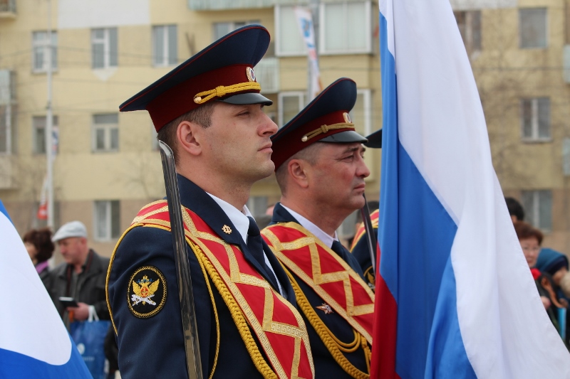 Сотни тысяч якутян возложили цветы к монументу "Воинам победителям" (ФОТО), Фото с места события собственное
