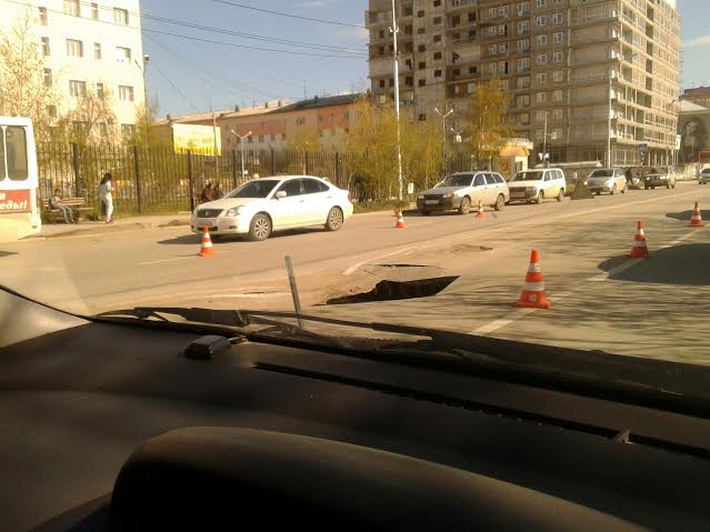 Дорожное полотно провалилось в центре Якутска 