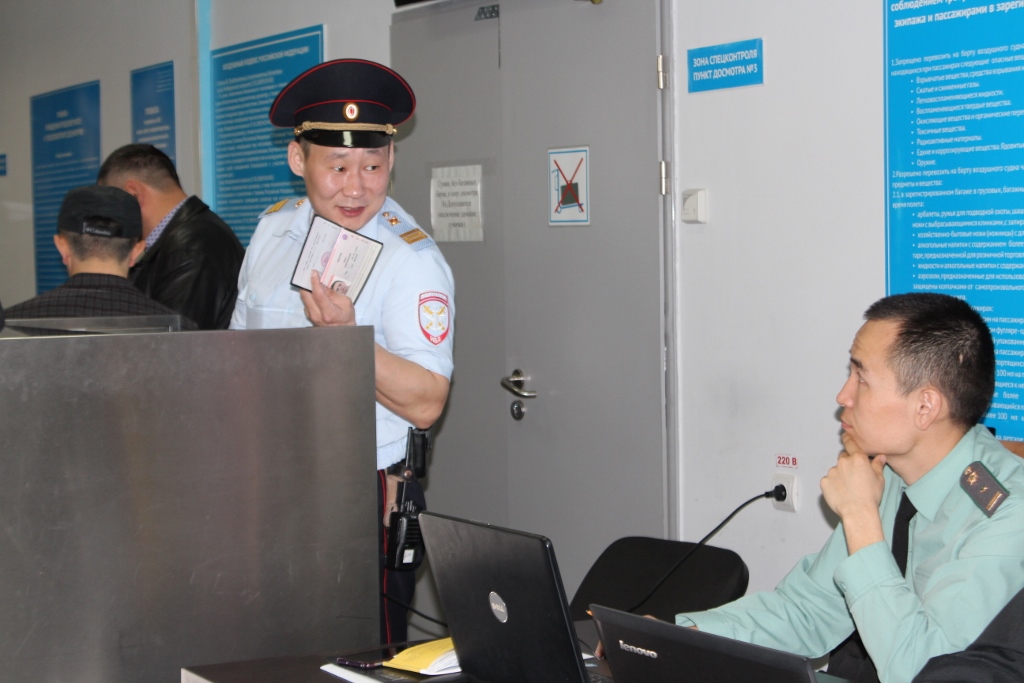 Якутяне перед вылетом в отпуск расплатились с долгами
