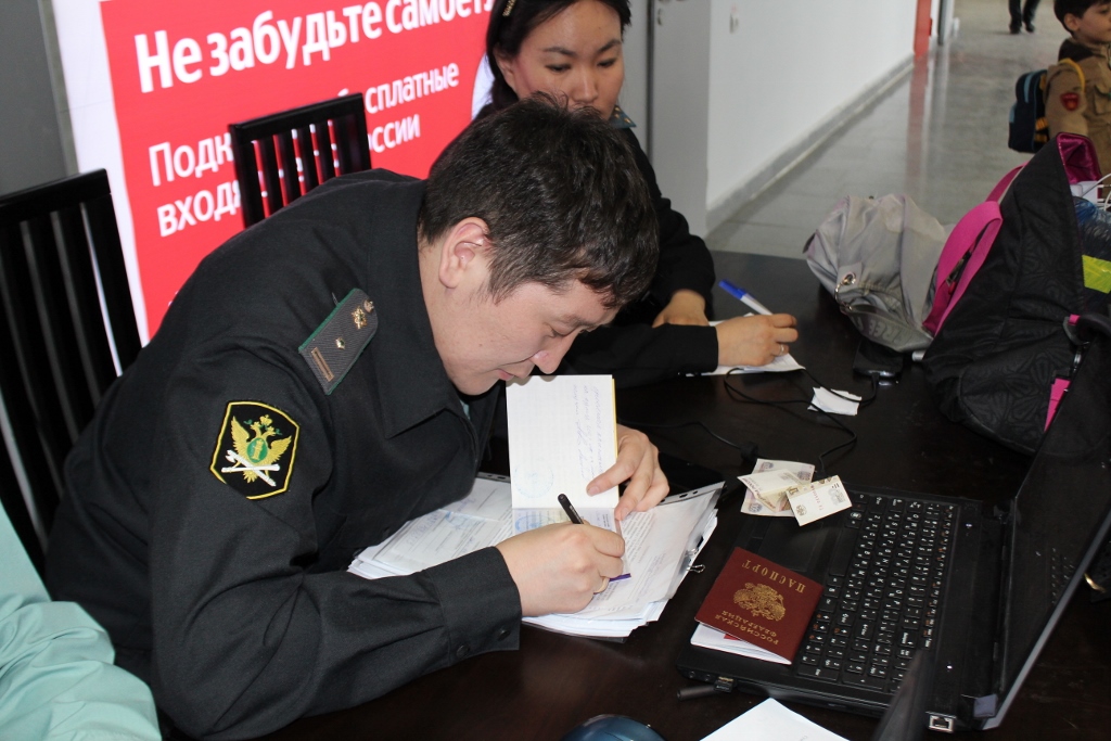 Якутяне перед вылетом в отпуск расплатились с долгами