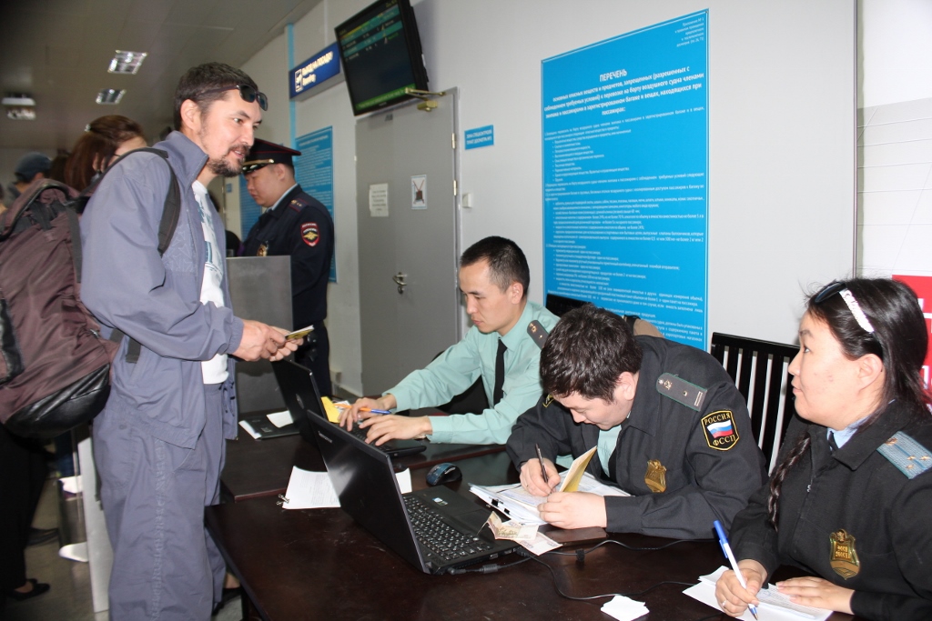 Якутяне перед вылетом в отпуск расплатились с долгами