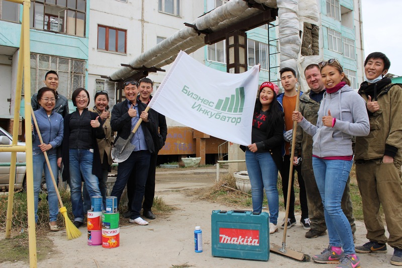 Резиденты Якутского бизнес-инкубатора отреставрировали детскую площадку