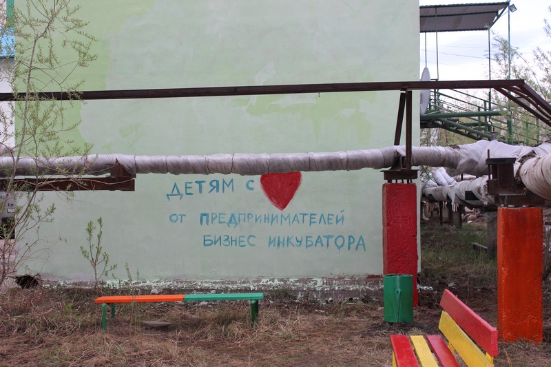 Резиденты Якутского бизнес-инкубатора отреставрировали детскую площадку