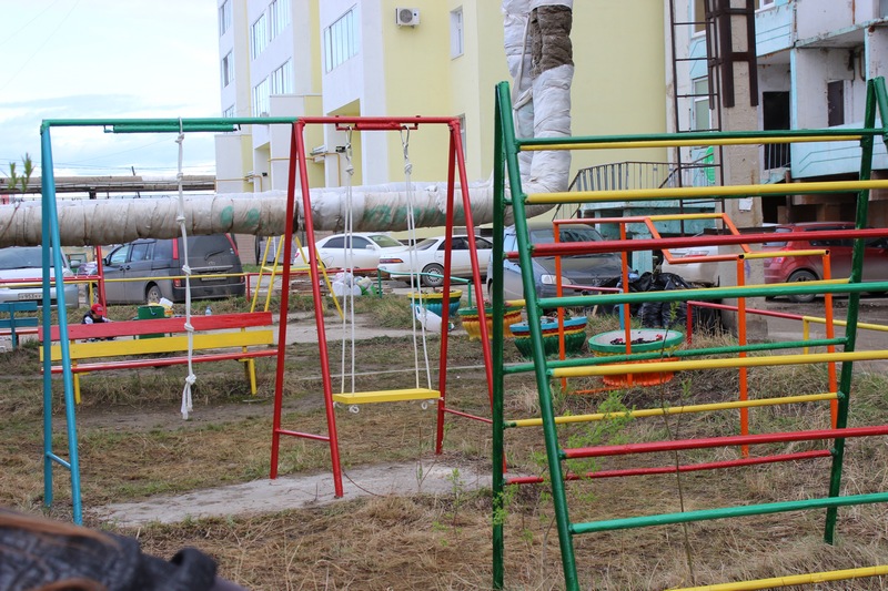 Резиденты Якутского бизнес-инкубатора отреставрировали детскую площадку