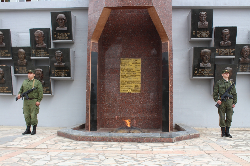 Якутск, 22 июня, YakutiaMedia. На Теплом озере столицы республики были запущены 16 плавающих клумб с петуньями. Новый проект по озеленению города был осуществлен благодаря народному бюджету в рамках Года народной солидарности в Якутске, сообщает ИА Yakuti