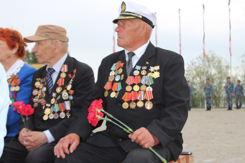 Почтить память павших в годы ВОВ пришли сотни якутян