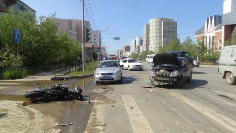 Водитель иномарки не пропустил мотоциклиста и совершил с ним столкновение в центре Якутска
