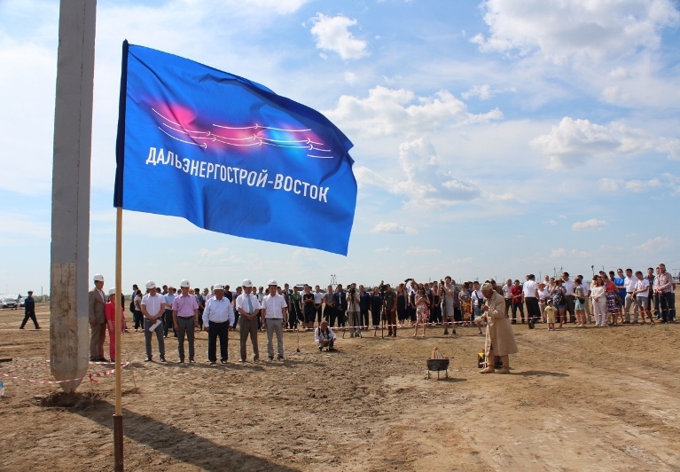 Гости и участники церемонии забивки первой сваи индустриального парка