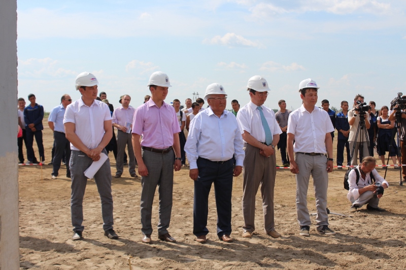 Руководство города и республики на церемонии забивки первой сваи