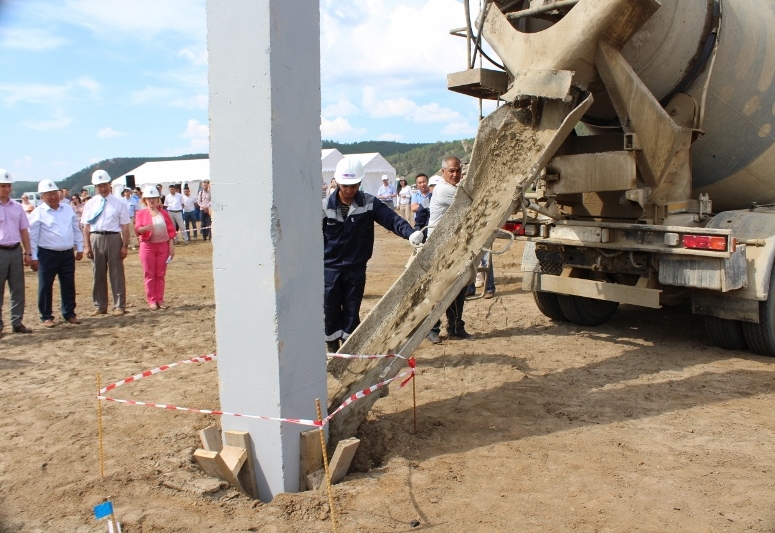 Заливка бетоном первой сваи
