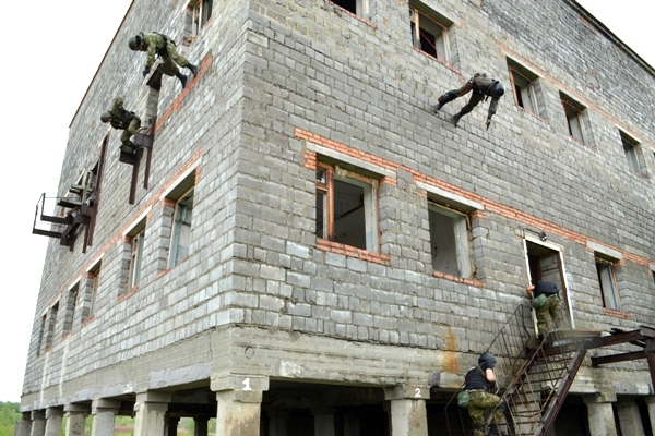 Трое осужденных взяли в заложники мастера цеха в Якутии