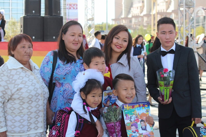 Школы Якутска распахнули свои двери для 4,5 тысяч первоклассников