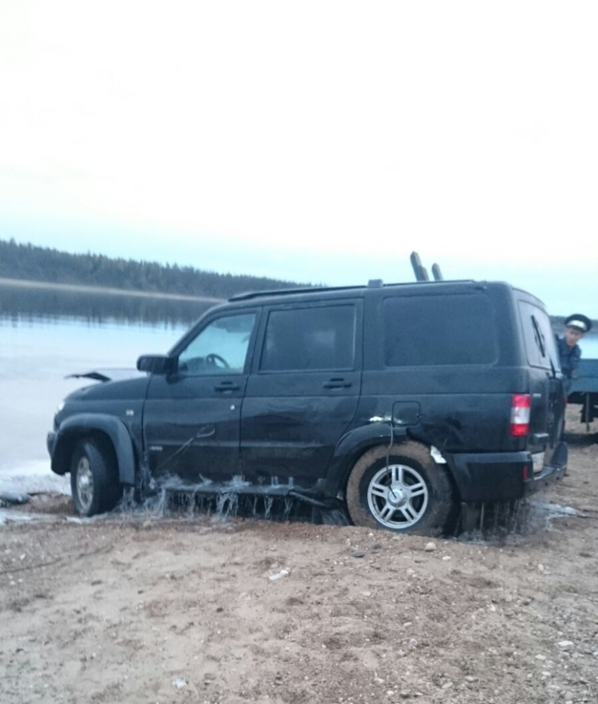 Автомашина сына депутата парламента Якутии на большой скорости въехала в воду