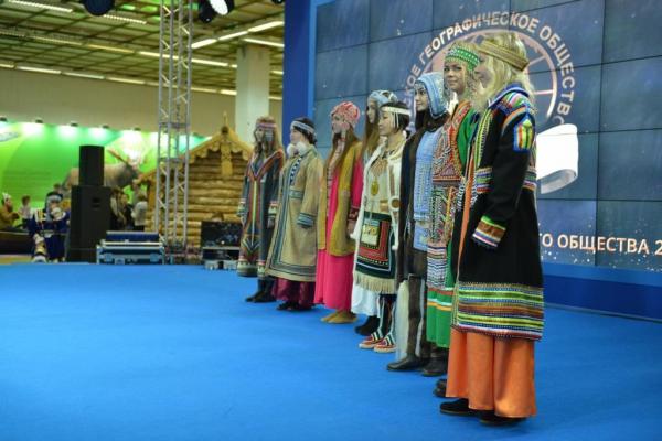 Шойгу и Нарышкина угостили якутскими деликатесами на фестивале в Москве