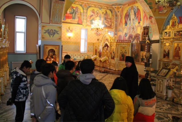 Лыжники сборной команды Китая посетили храм в якутском городе Алдан