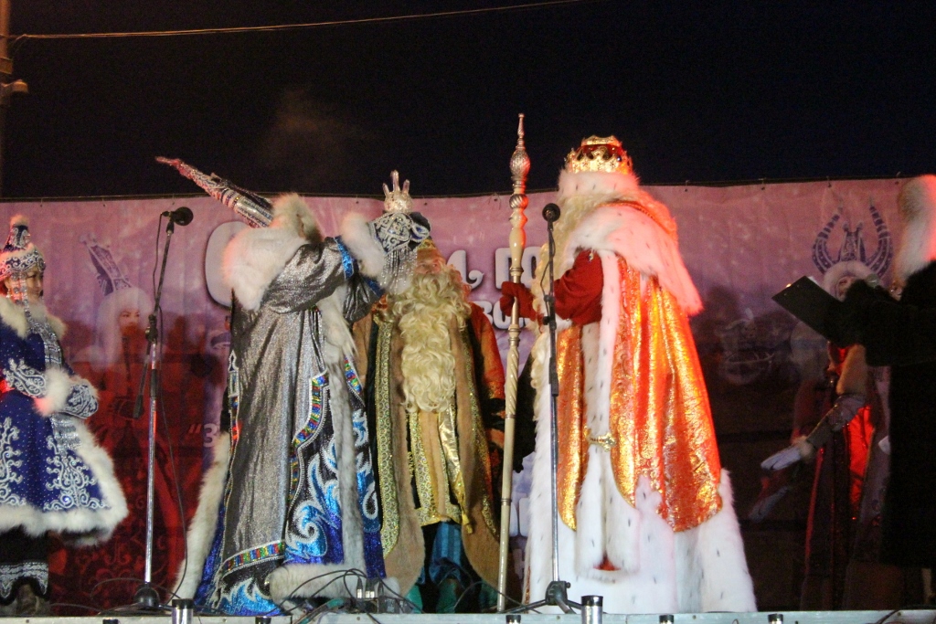Дед Мороз из Великого Устюга взял из рук Чыысхана символ холода