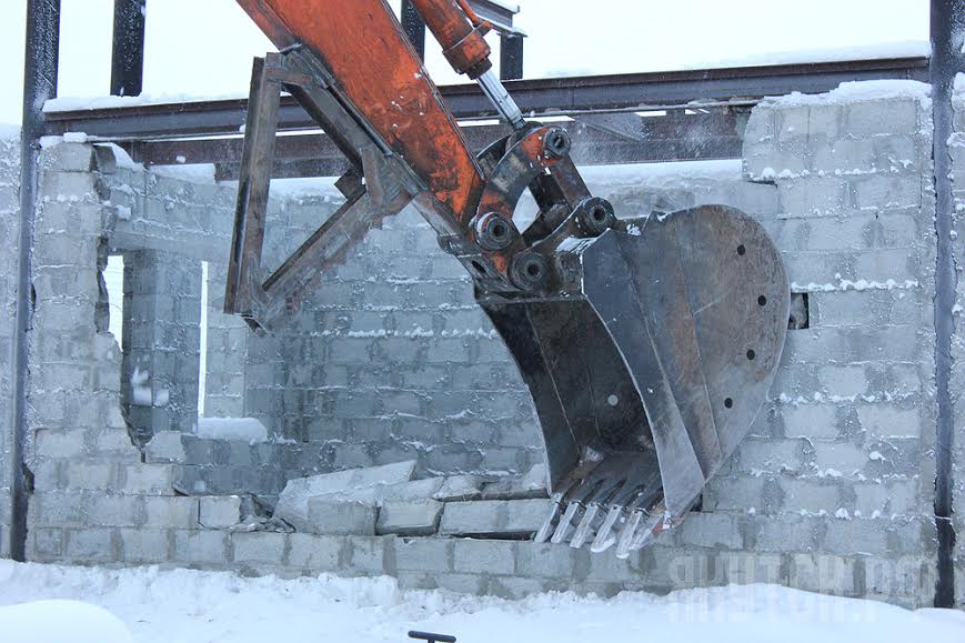 Незаконно построенный дом снесли в Якутске
