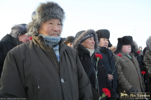 Якутяне возложили цветы к мемориальному комплексу городу-герою Ленинграду