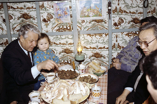 Борис Николаевич Ельцин, посетил семью оленевода во время официального визита в Якутскую С