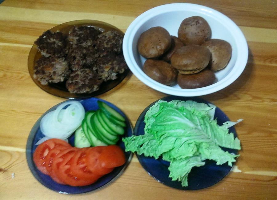 сахабургер с жеребятиной и якутской лепешкой