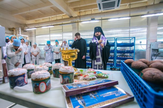 Архиепископ Якутский и Ленский Роман благословил пасхальные куличи