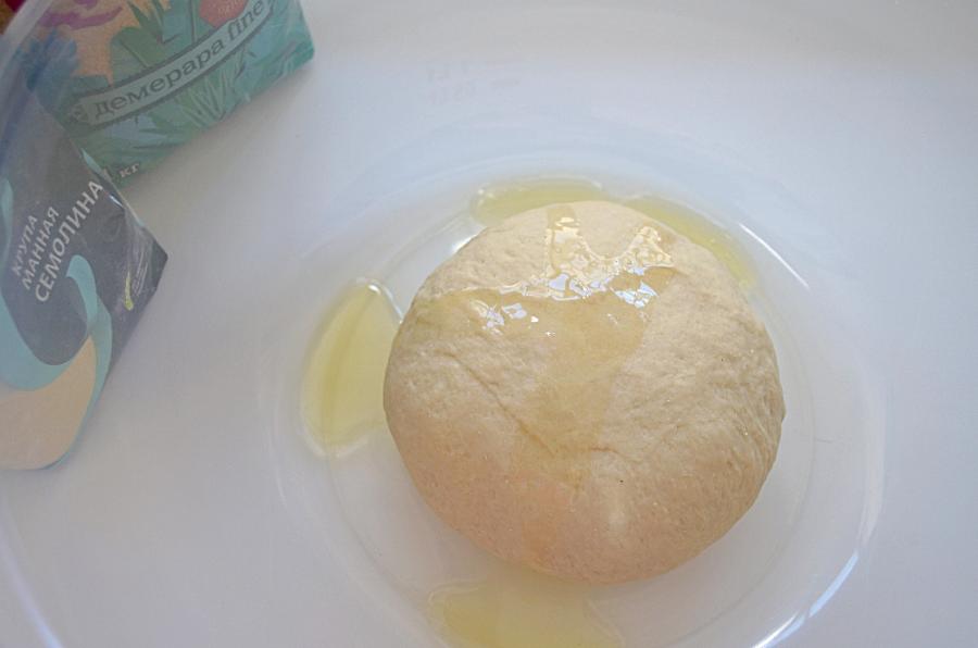 Узорные сдобные пирожки с яйцом и зеленью