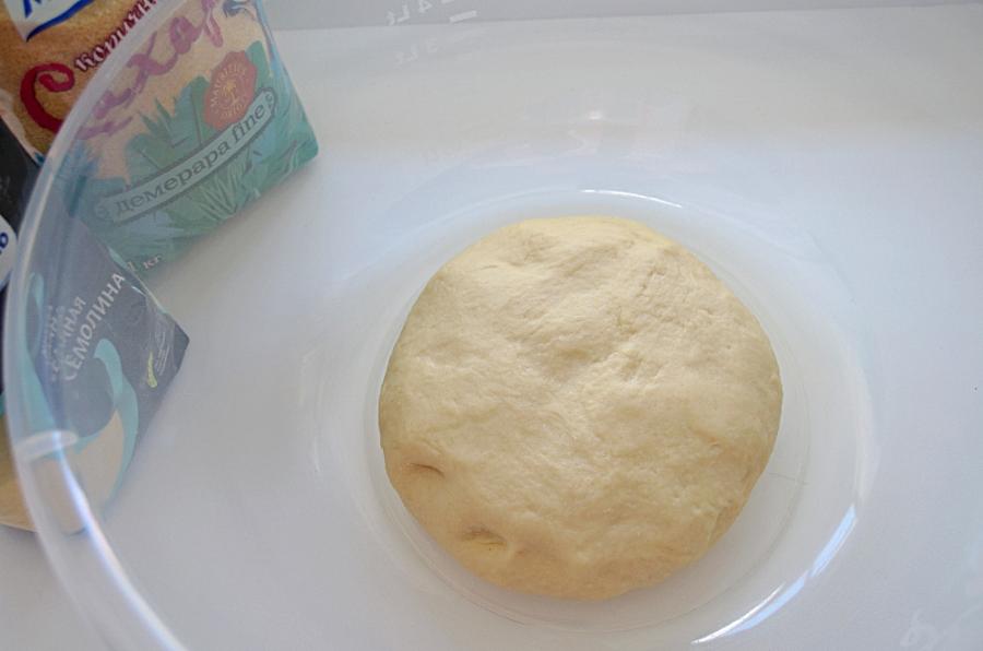 Узорные сдобные пирожки с яйцом и зеленью