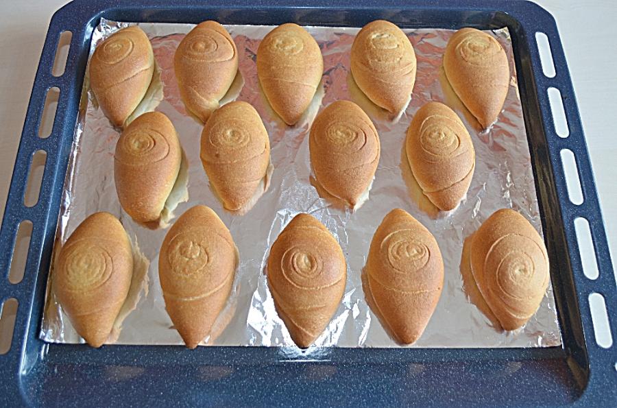 Узорные сдобные пирожки с яйцом и зеленью