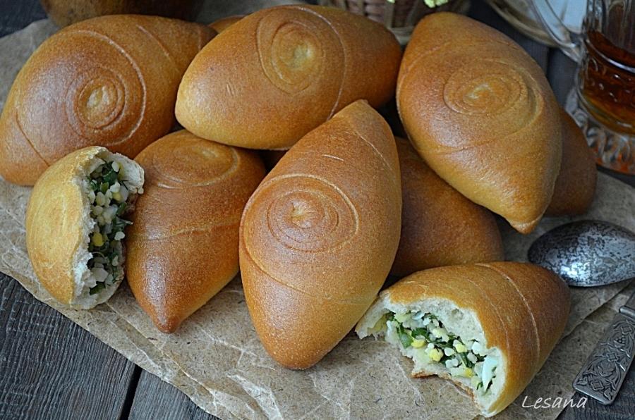 Узорные сдобные пирожки с яйцом и зеленью