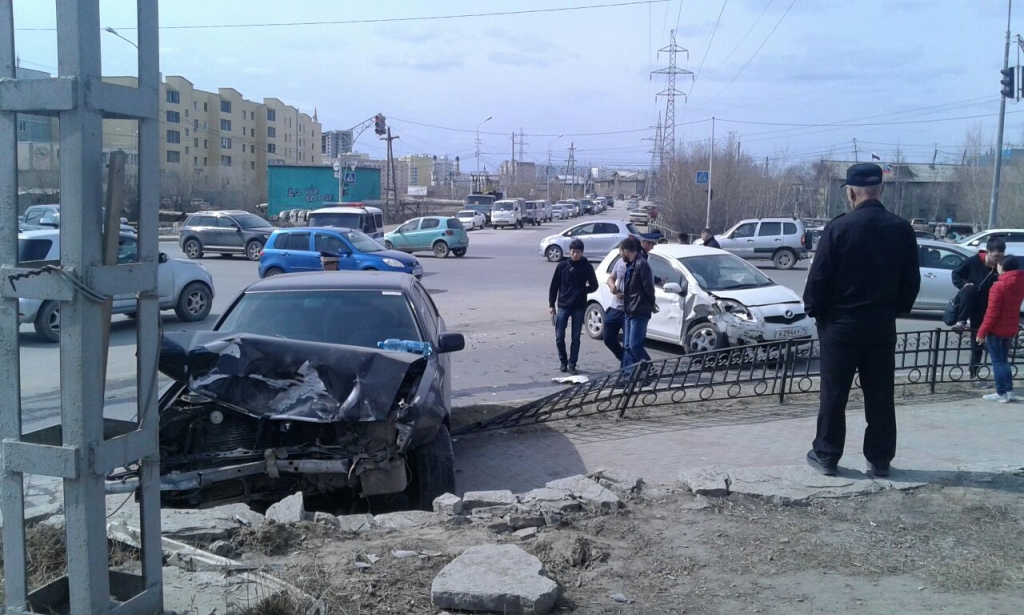 В результате ДТП машина вылетела на тротуар в Якутске