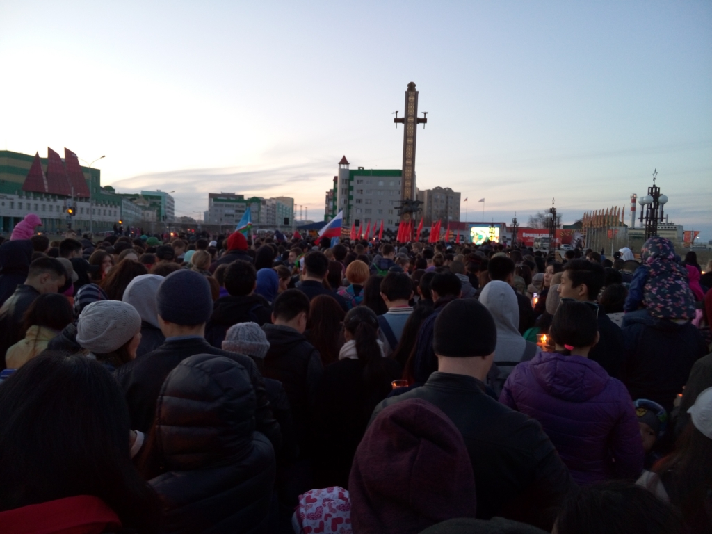 Около 16 тысяч якутян выложили из свечей слово "Помним"