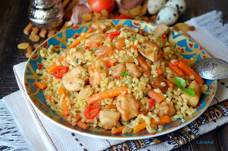 Рецепт выходного дня: пилав с курицей, булгуром и изюмом