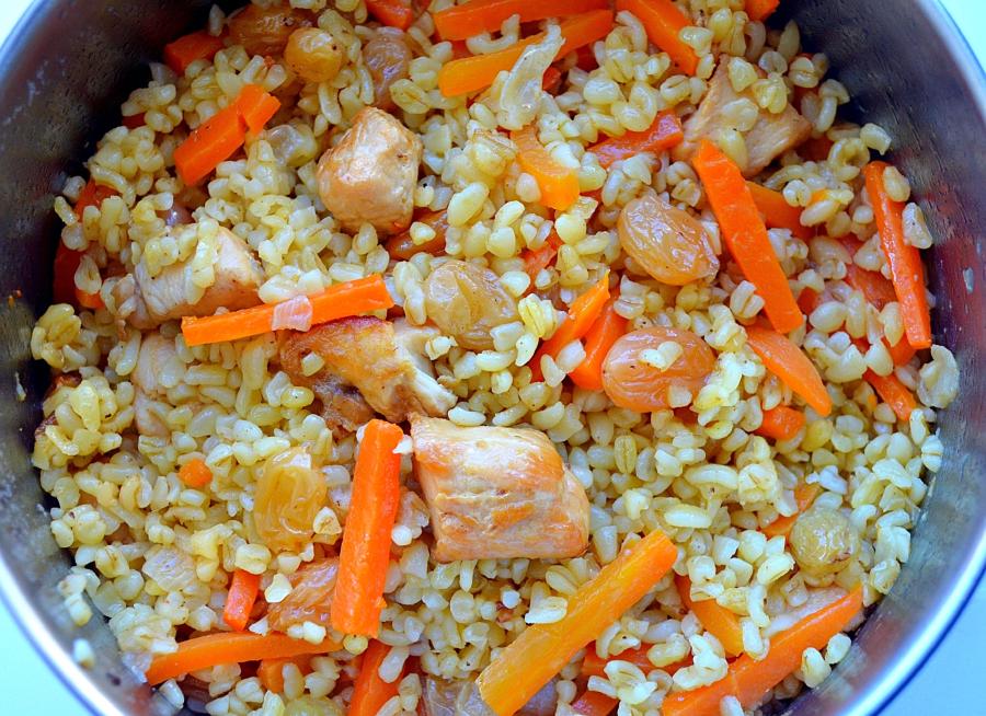 Рецепт выходного дня: пилав с курицей, булгуром и изюмом