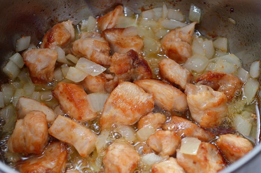 Рецепт выходного дня: пилав с курицей, булгуром и изюмом