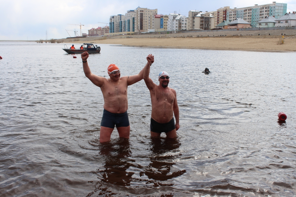 "Моржи" Якутска отметили День Полярника экстремальным заплывом по реке Лене