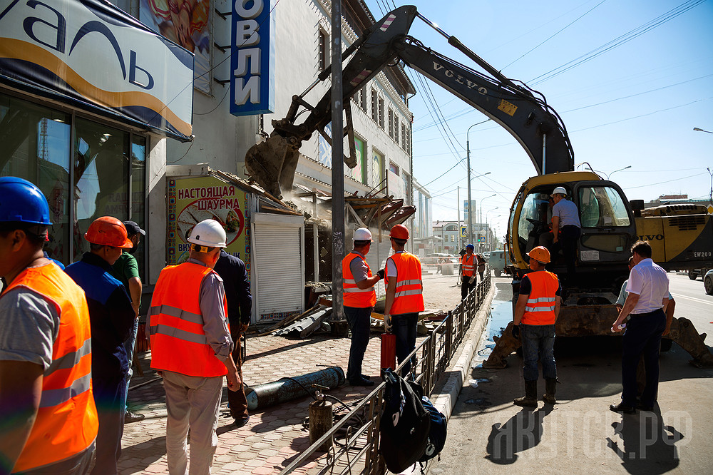Два незаконно построенных киоска снесли в центре Якутска