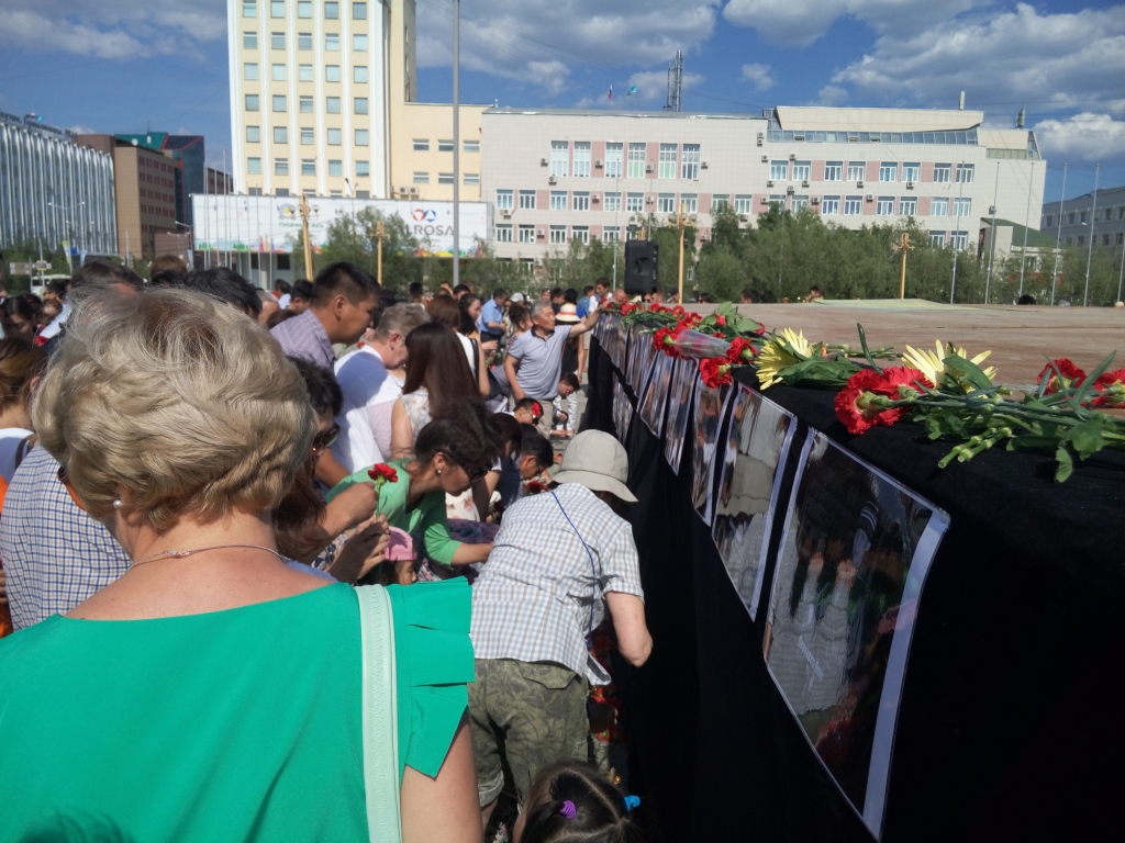 Жители Якутии почтили память погибших в крушении вертолета Ми-8 в Усть-Янском улусе