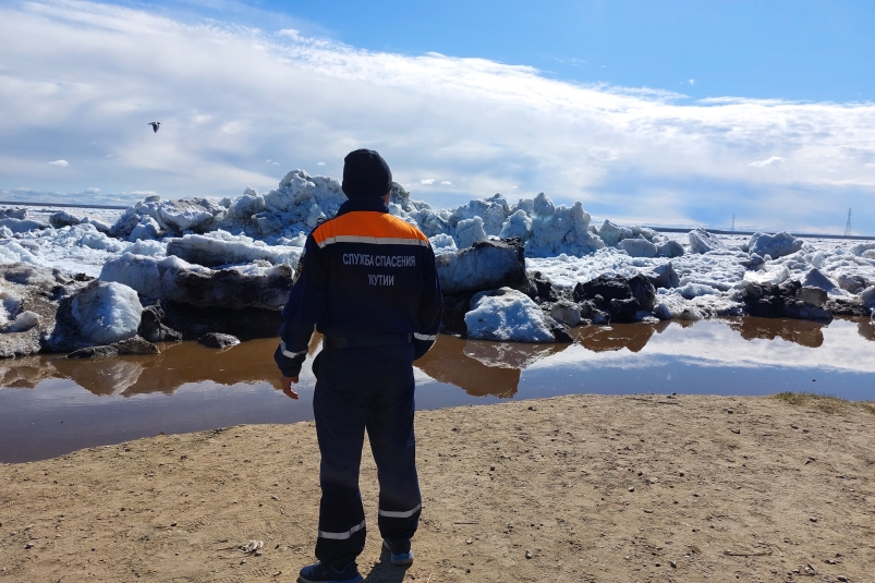Густой  ледоход на Лене проходит в районе Якутска