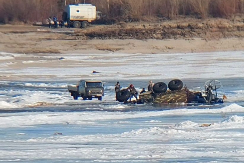 В Якутии под лед провалился вездеход
