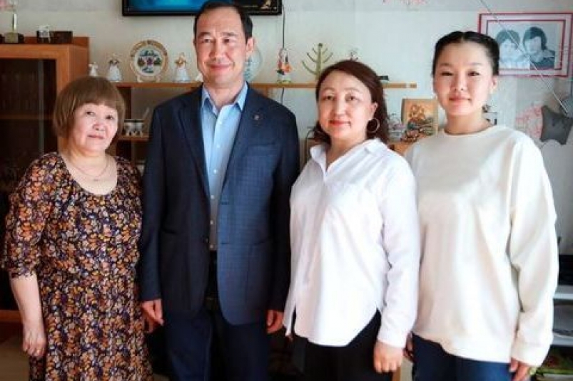 Глава Якутии навестил семью военнослужащего из Чокурдаха