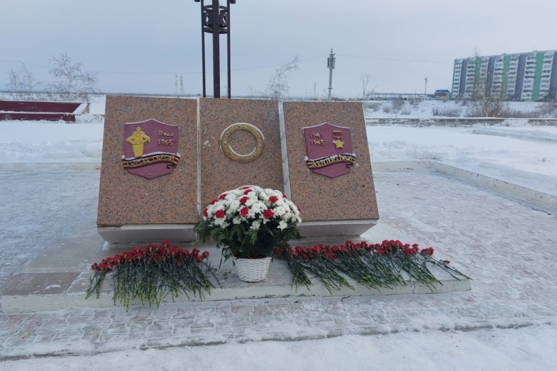 В Якутске на площади Победы возложили цветы к стеле Ленинграда