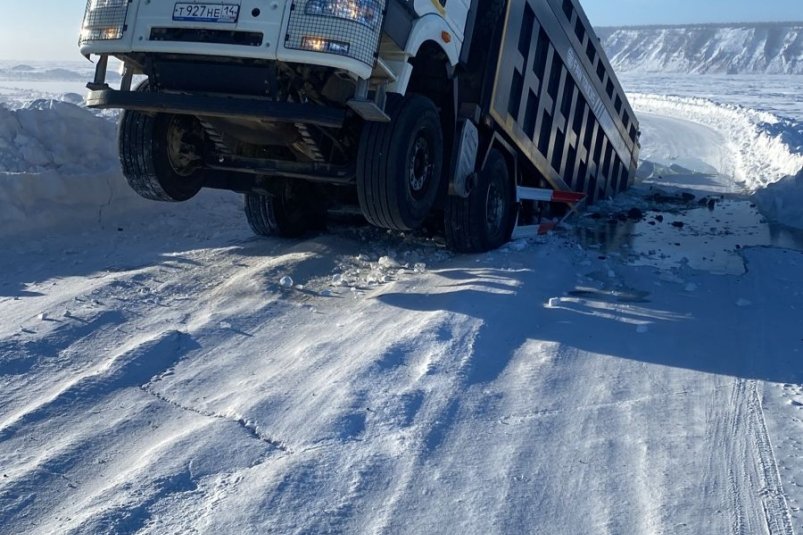 В Якутии на переправе через реку Лену провалился грузовик