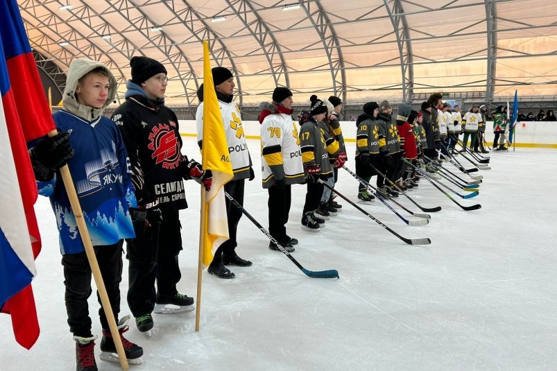 В якутском поселке Нижний Куранах открылся хоккейный корт