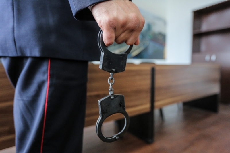 Мужчина похитил сотовый телефон школьника в Якутске