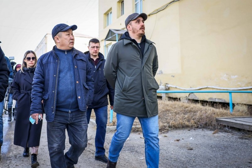 Первый вице-премьер Якутии Дмитрий Садовников проверил ход ремонта домов Якутска