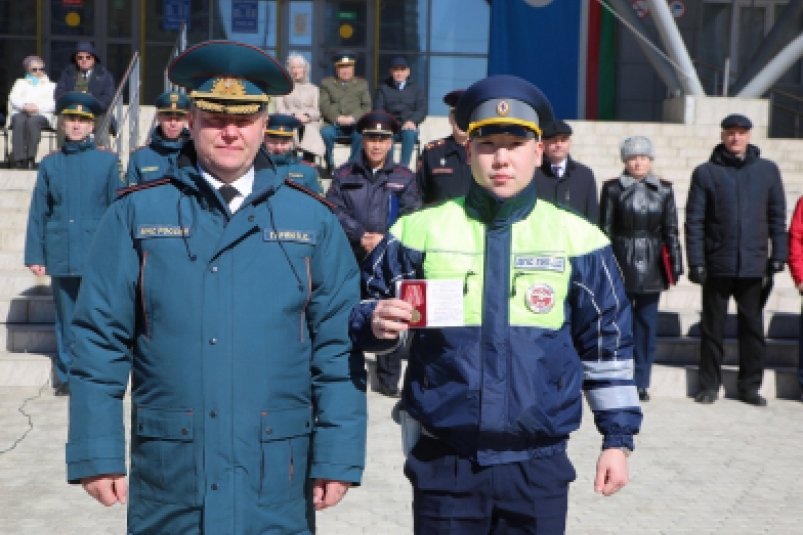 Якутских полицейских наградили за отвагу и самоотверженность при спасении людей на пожаре