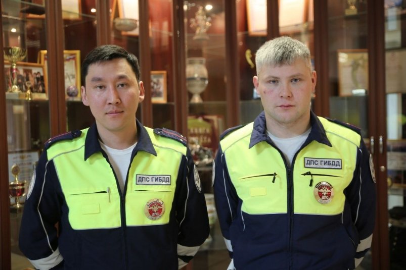 В Якутске инспекторы ДПС спасли жильцов дома от огня